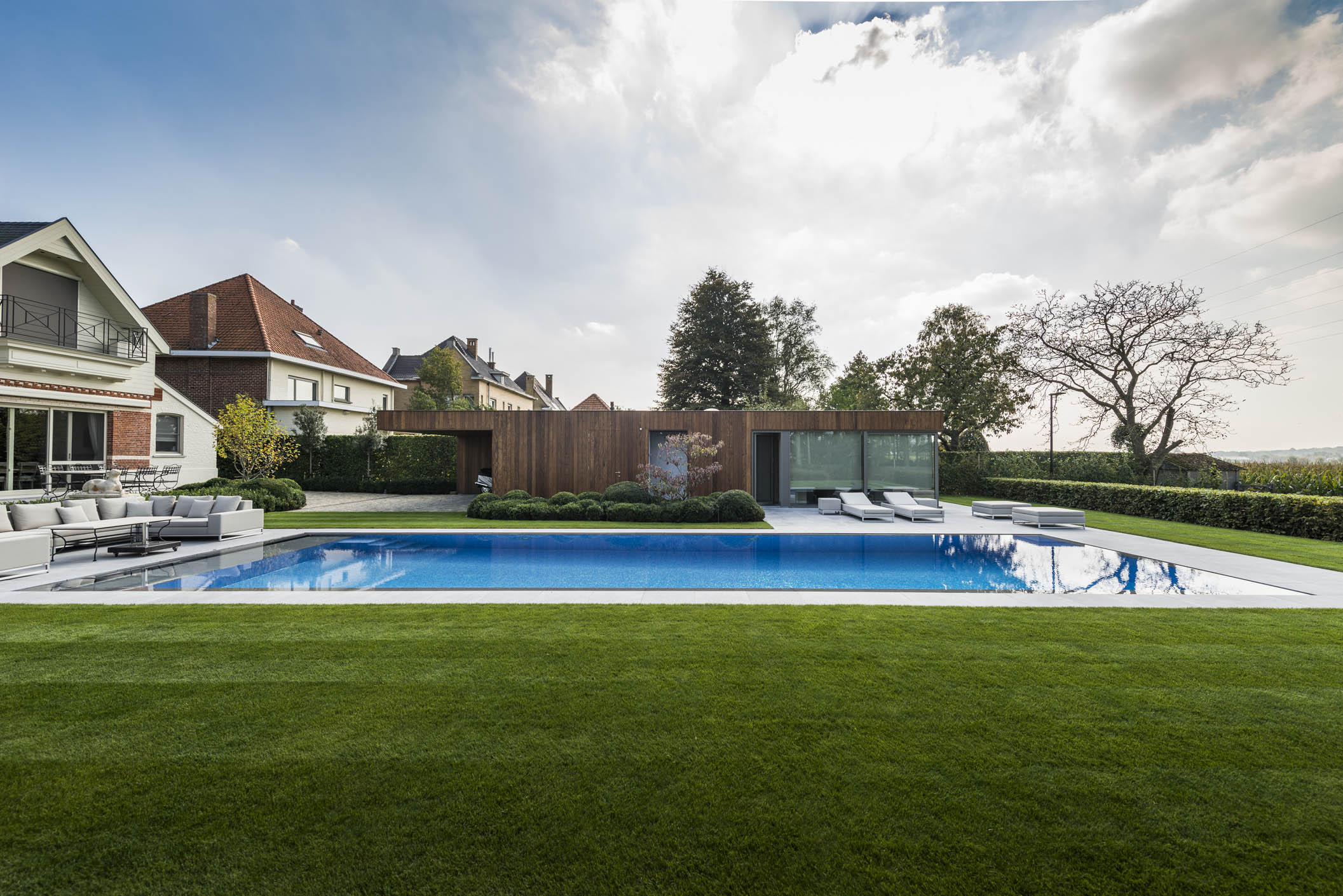 POOLHOUSE V