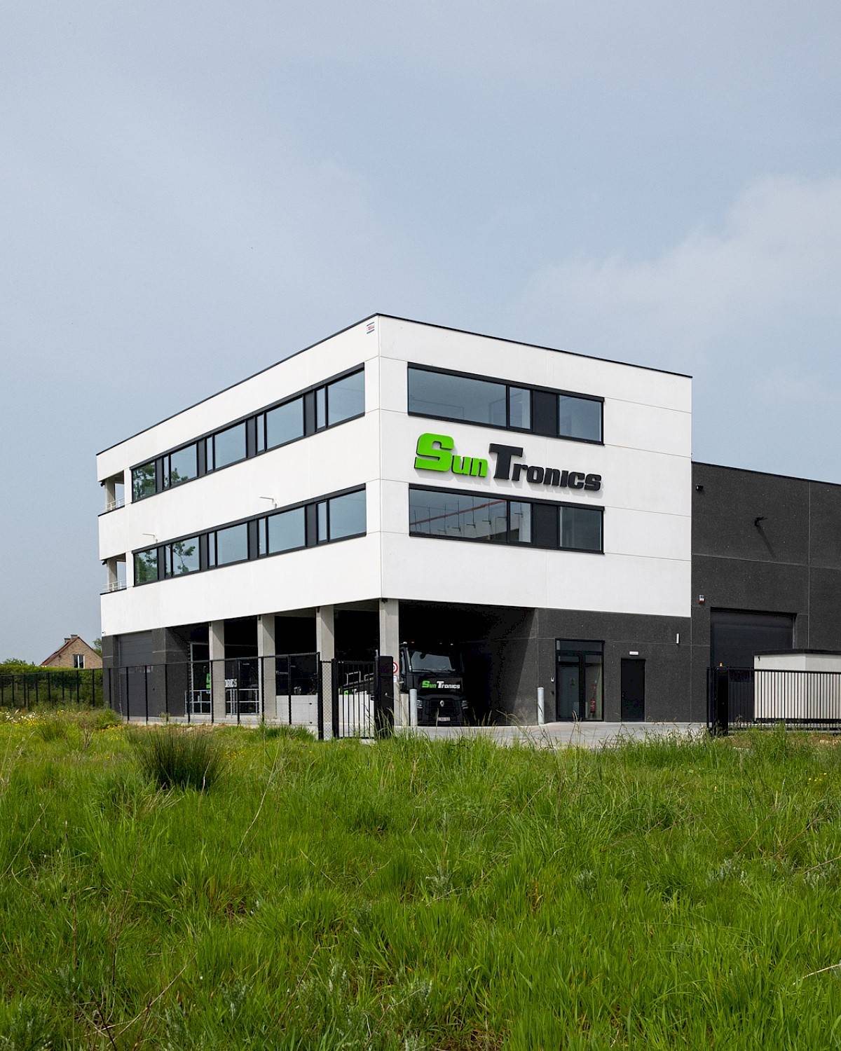 BEDRIJFSGEBOUW SUNTRONICS